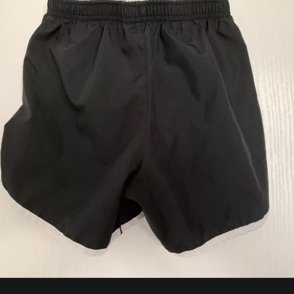Nike Girls Black & White Active Shorts Large Size - Picture 2 of 3